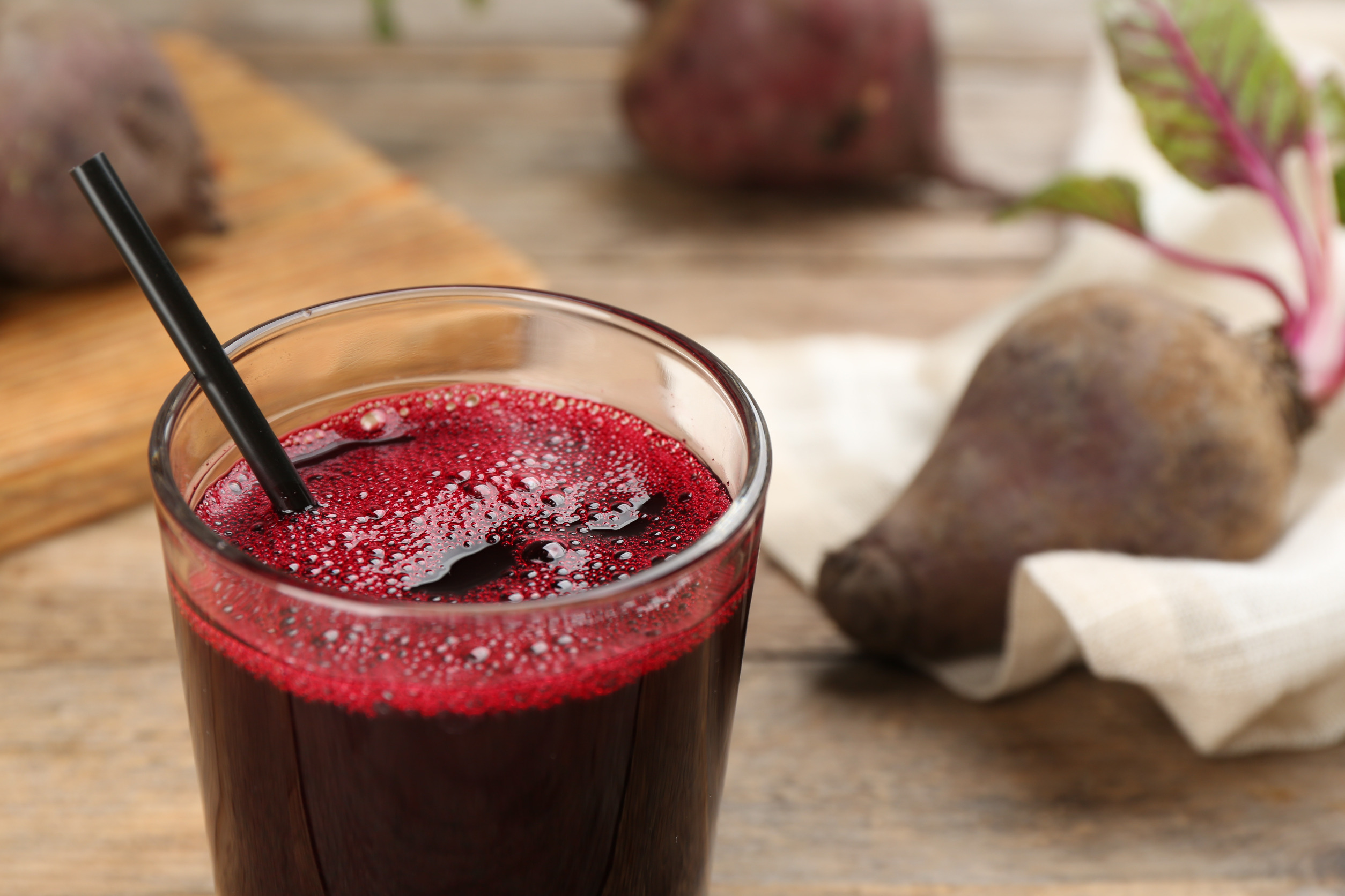 glas,rote bete, gesund,Saft,trinken,Strohalm,Diabetes,gesund,gut,hilft,Gemüsesaft