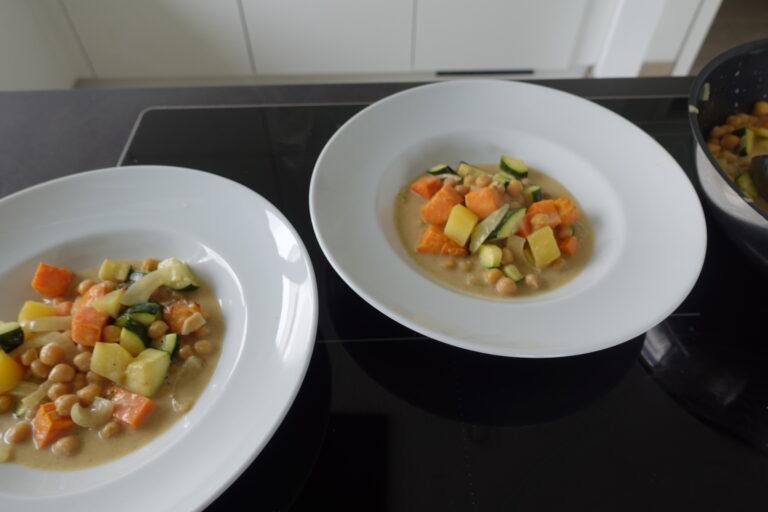 Anrichten Kichererbsen-Curry mit Gemüse