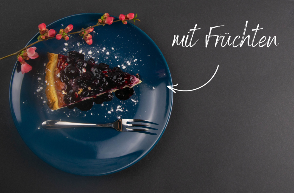 Kuchen,blauer Teller,schwarzer Hintergrund,früchte,gesund,essen,Diabetiker-Kuchen