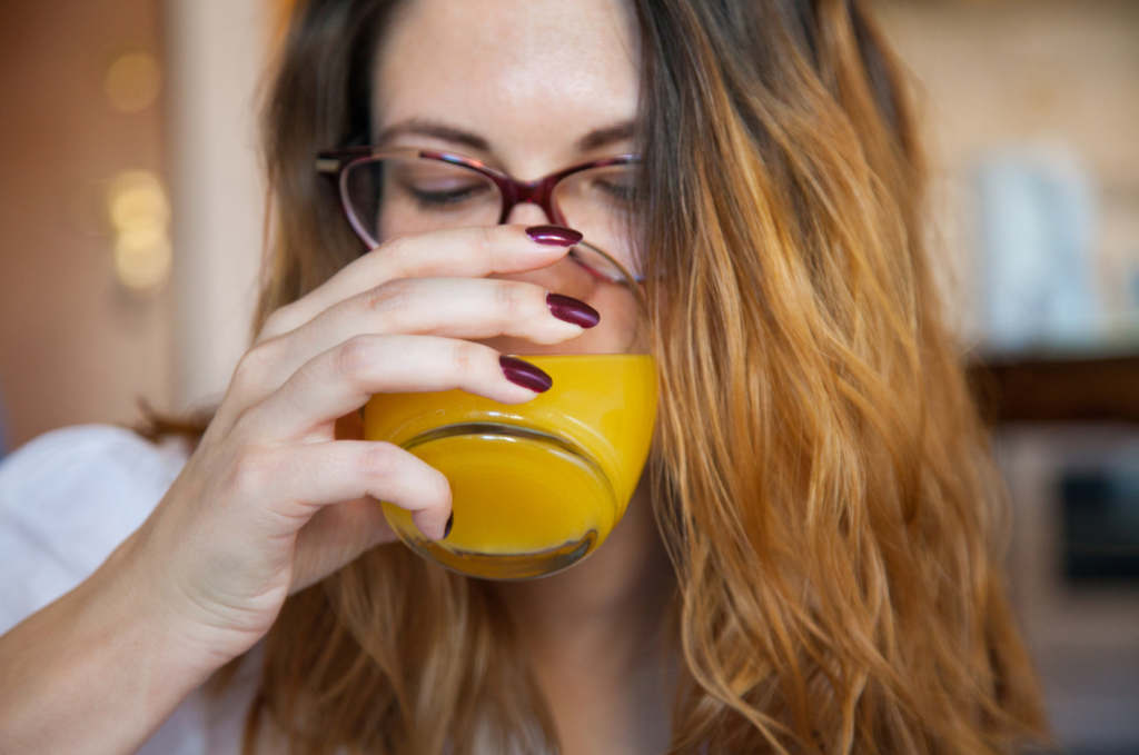 Frau,trinken,Glas,O-Saft,Orangensaft,Fruchtsaft,Diabetes,Achtung,Zucker