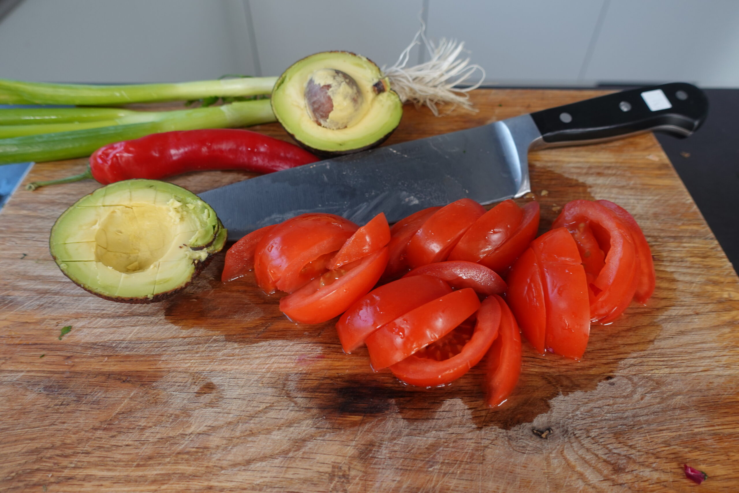 Gemüse,Tomaten,Avocado,schneiden,zubereiten