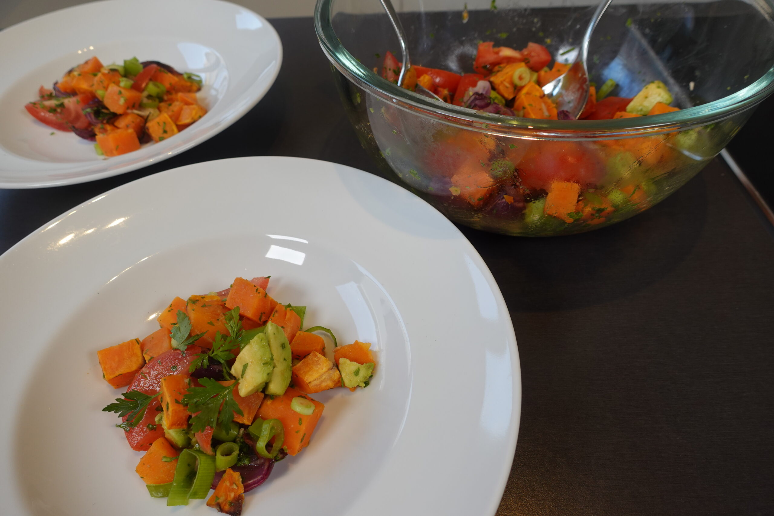 anrichten,Salat,Süßkartoffeln,Tomaten,Avocado