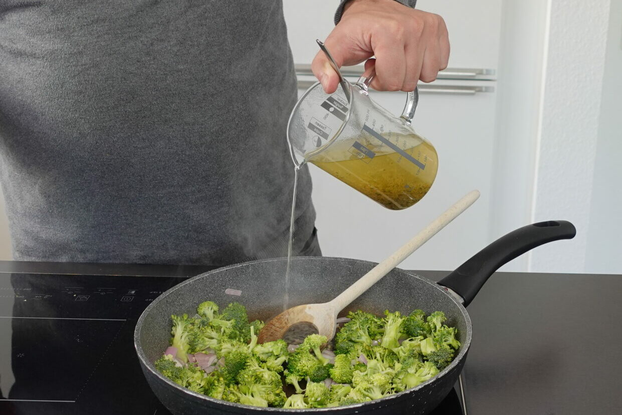 Pfanne, ablöschen,mit Gemüsebrühe