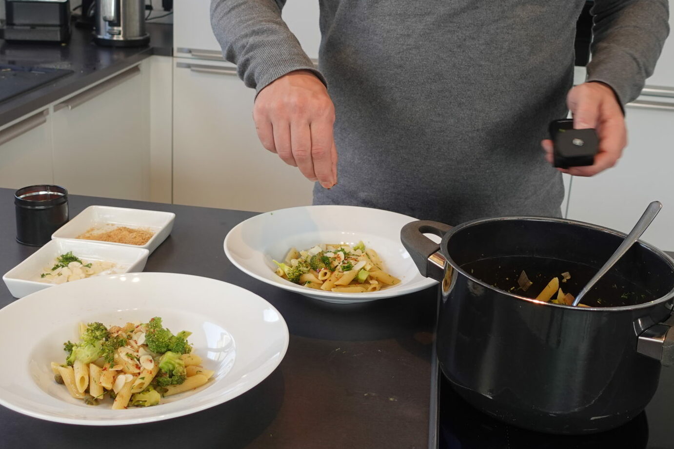 Pasta,anrichten,vegan,Teller,Chilliflocken,würzen