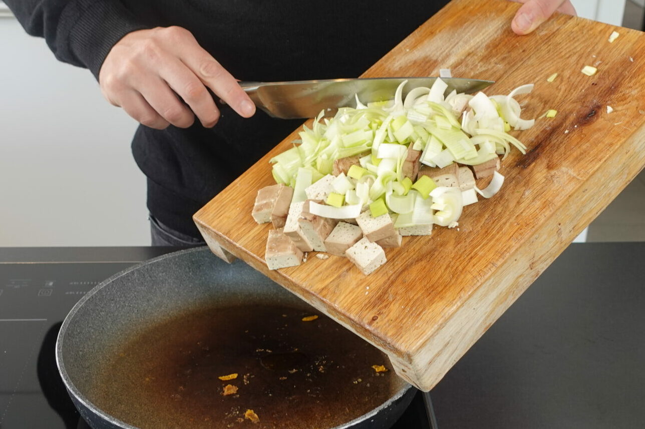 Zwiebel schälen, würfeln, Lauch , anbraten, Pfanne