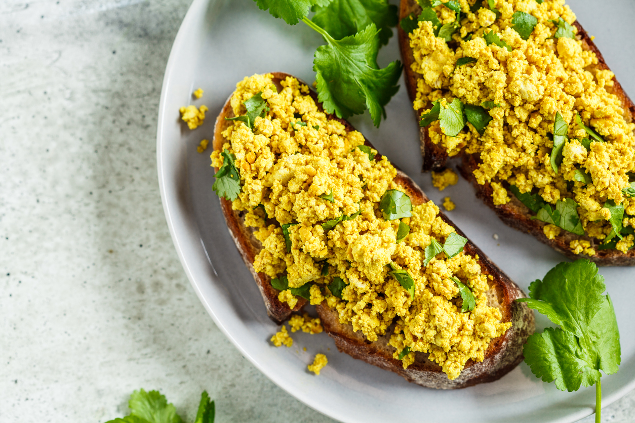 Rührei,vegan,gesund,Brot,geröstet,Teller