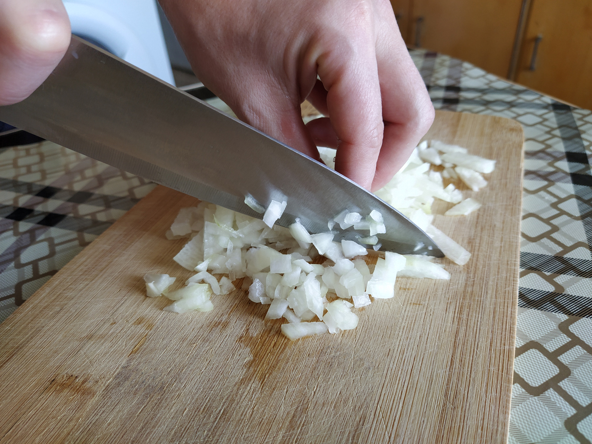 zwiebeln,schneiden,vegane Rührei