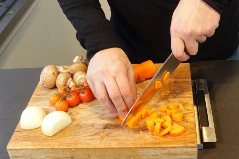 Gemüse-Bolognese, mit Gemüse, vegetarisch, Zwiebeln, Karotten, Champignons, Kirschtomaten, schneiden