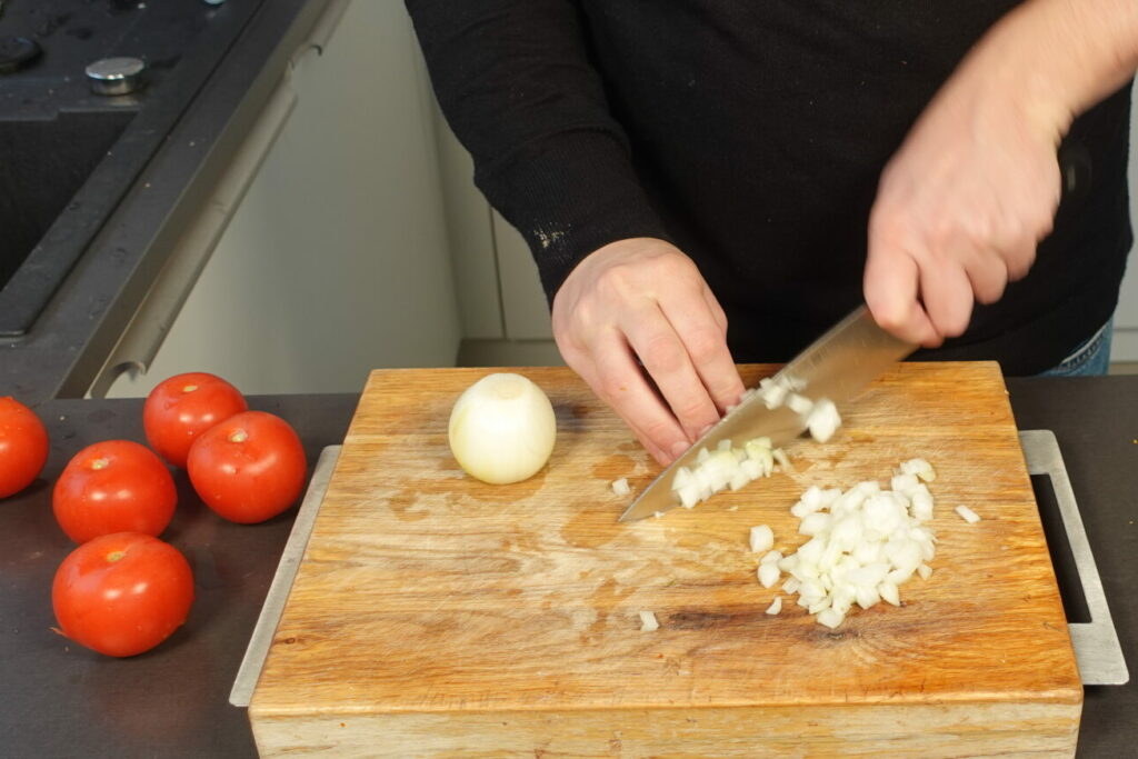 Tomaten, Zwiebeln, würfeln, hacken, frisch, gesund, einfach