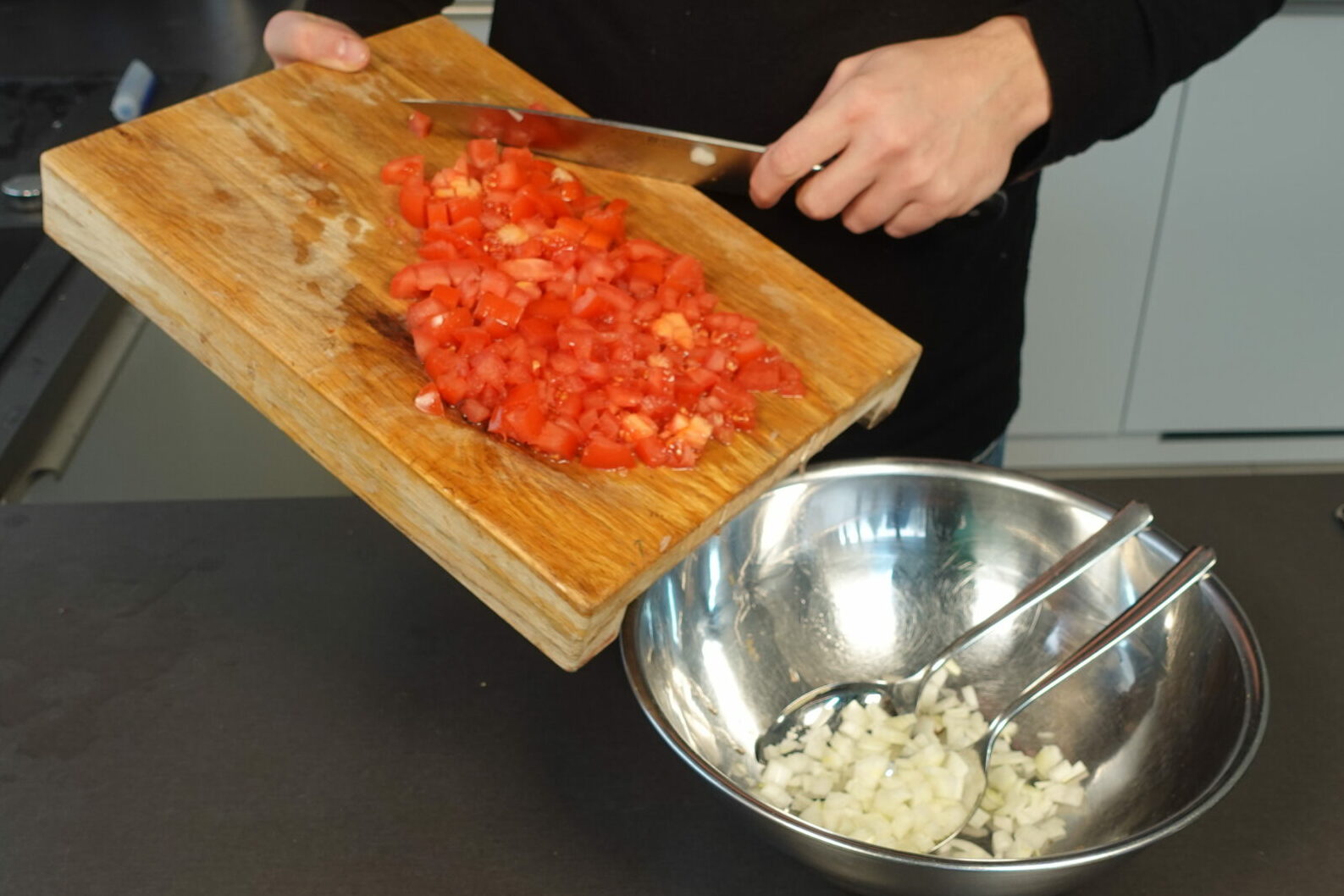 Kidney Bohnen, Tomaten, Zwiebeln, Weißweinessig, Olivenöl, Salz, Pfeffer, mischen, vegan, einfach, gesund, Bohnensalat