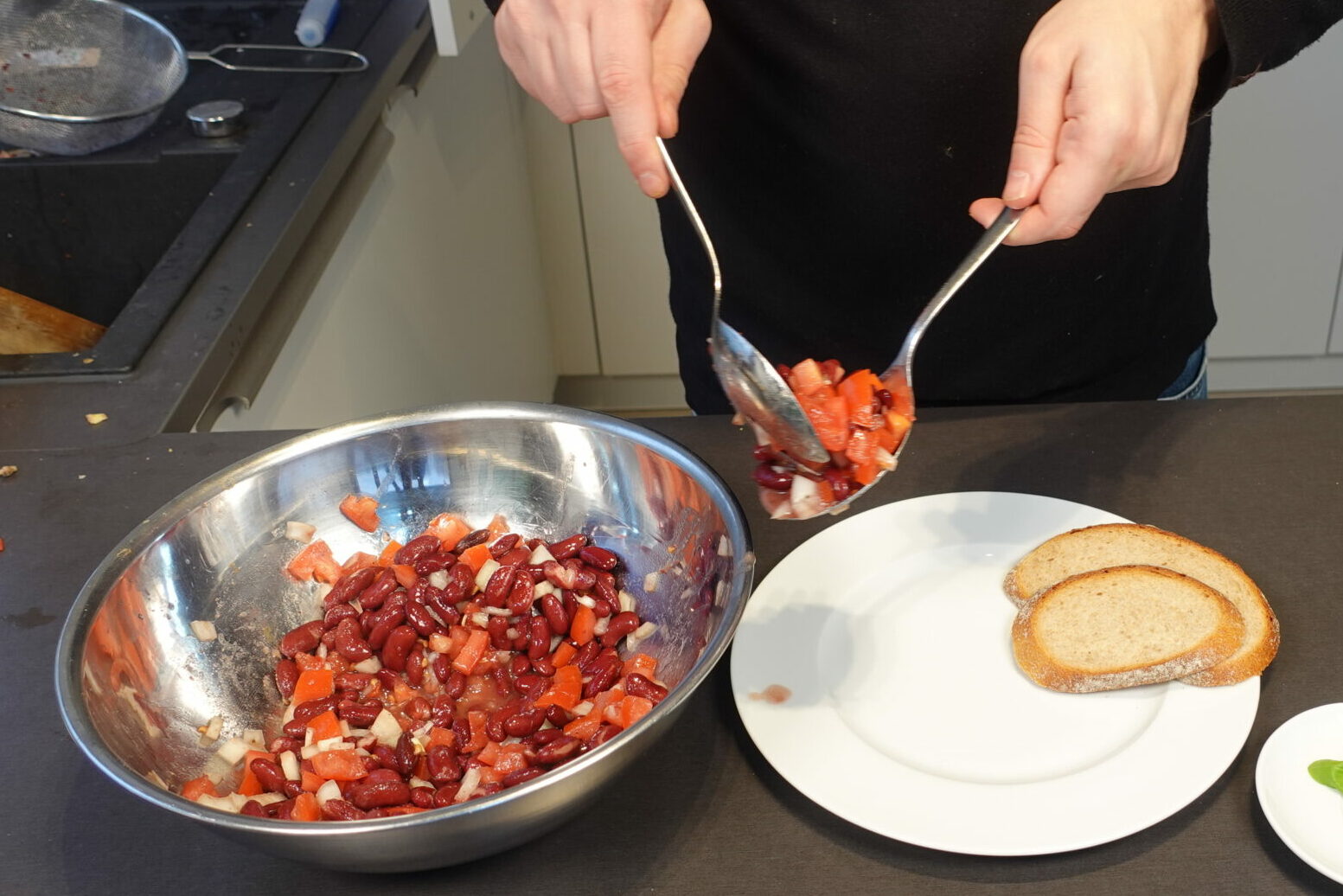 anrichten,Teller,gesunder,salat,Bohnensalat, gesund, einfach, vegan, Kidney Bohnen, Tomaten, Zwiebeln