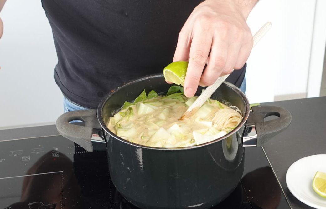 Limette, Koriander, presse, umrühren, verfeinern, Glasnudeln-Curry-Suppe