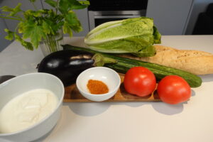 Brot-Salat, vegan, Aubergine, Tomaten, Vollkorn, mediterraner, einfacher Rezept, Baguette, Salatgurke, Minze, Petersilie, veganer Joghurt