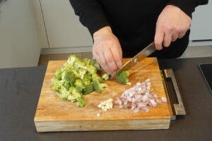 Brokkoli, Schalotte, Knoblauch, Gemüse schneiden, Vorbereitung, gesunde Vollkornnudeln, vegane Gerichte für 2 Personen, Gemüsepasta vegan