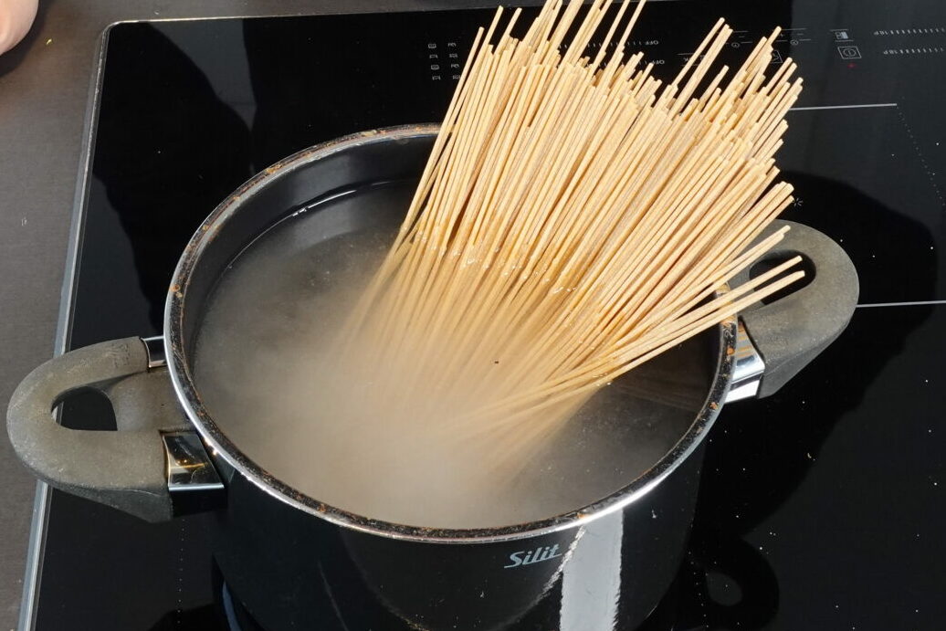 Vollkornspaghetti, Kochen, Topf, Nudeln mit Brokkoli Rezept, Nudeln kochen, al dente, gesunde Vollkornnudeln, pflanzliche Hauptgerichte