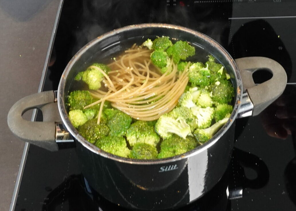 Brokkoli, Vollkornspaghetti, Nudeln mit Brokkoli ohne Sahne, Gemüse kochen, gesunde Vollkornnudeln, Brokkoli Nudeln, Kochen, Topf