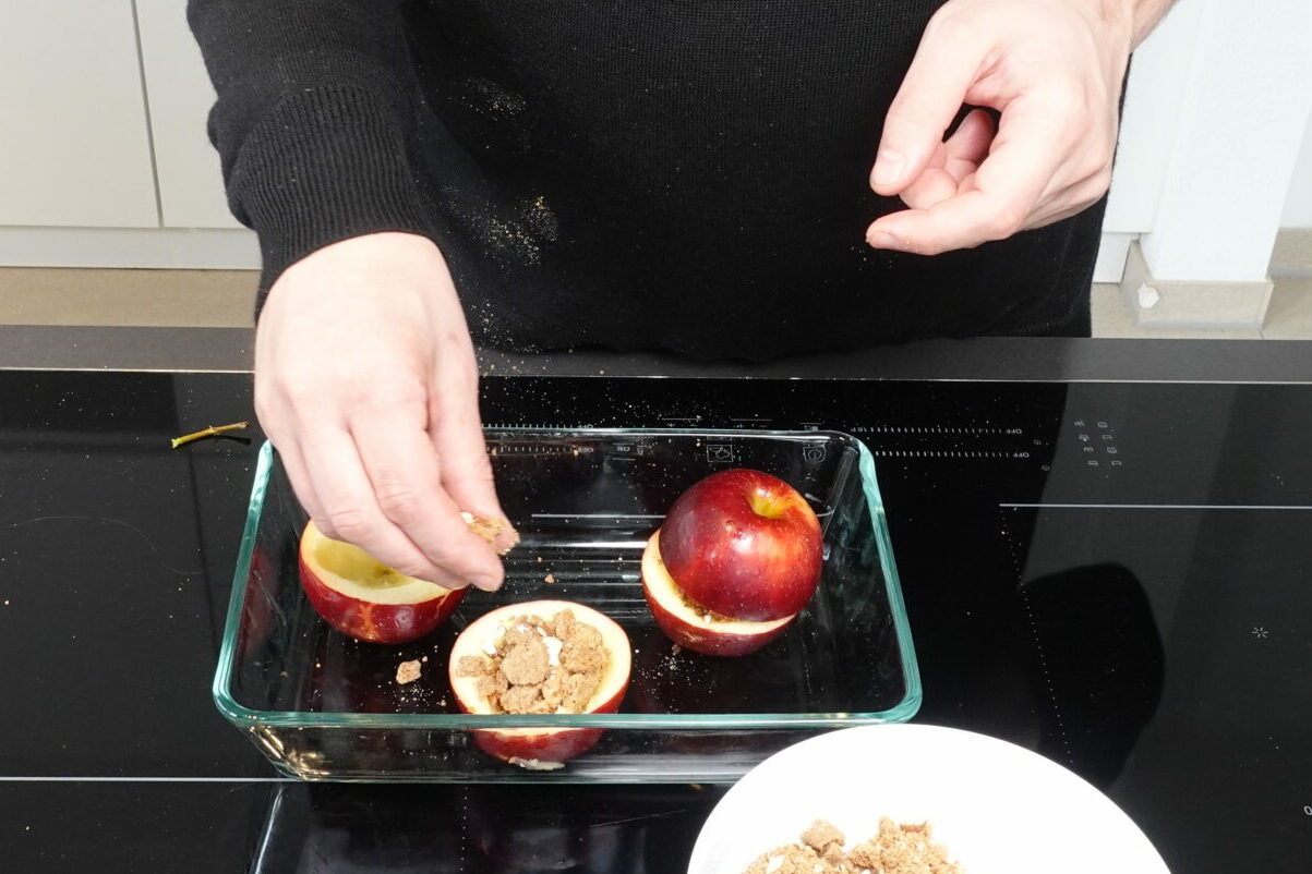 gebackener Apfel, vegane Vanillesauce, Mandelmus, Nüsse, Spekulatius, nachtisch mit spekulatius und apfel, apfel zimt nachtisch, warmer apfel nachtisch, veganer apfel nachtisch