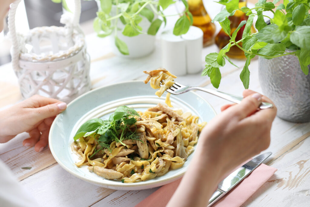 Basilikum,Essen,Pasta,geund,Teller,Austernpilze,Tisch, am essen,Bitterstoffe