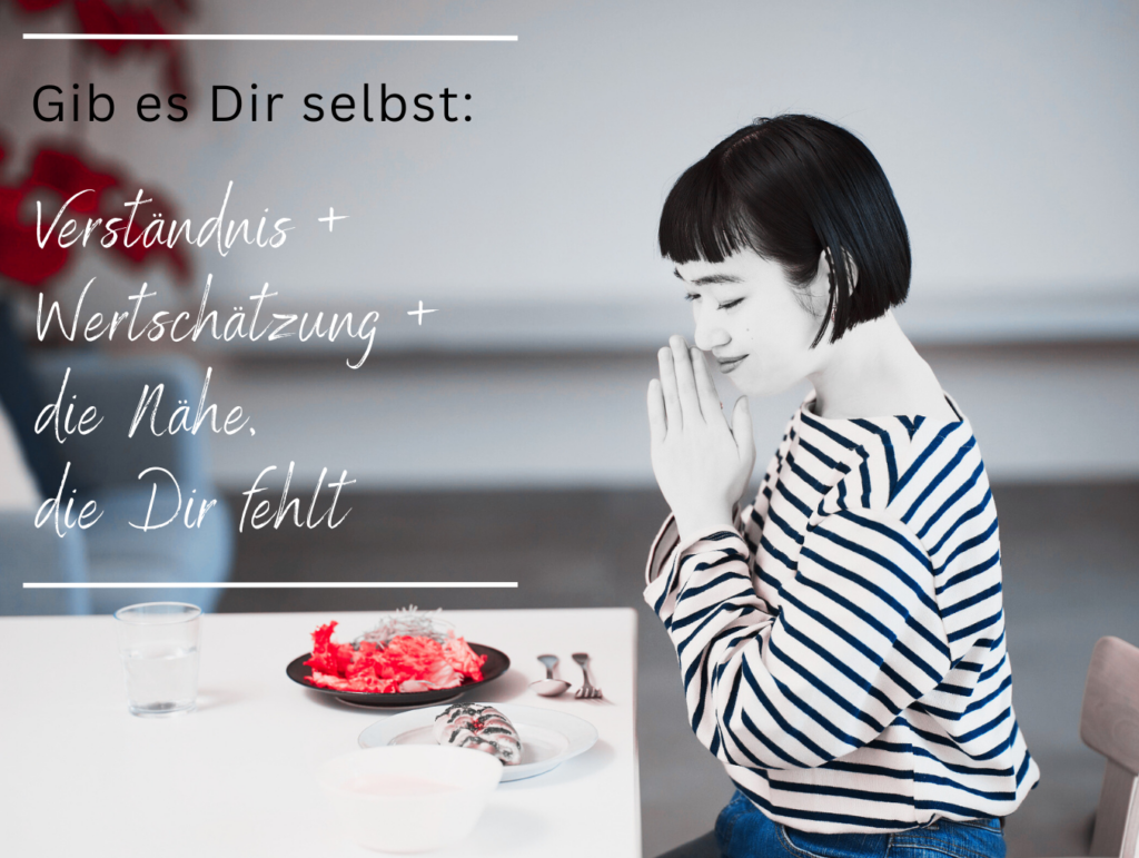 achtsam,Essen,essen,Frau,Tisch,Zeit,Ruhe,entspannt,alleine,gesund,im Reinen