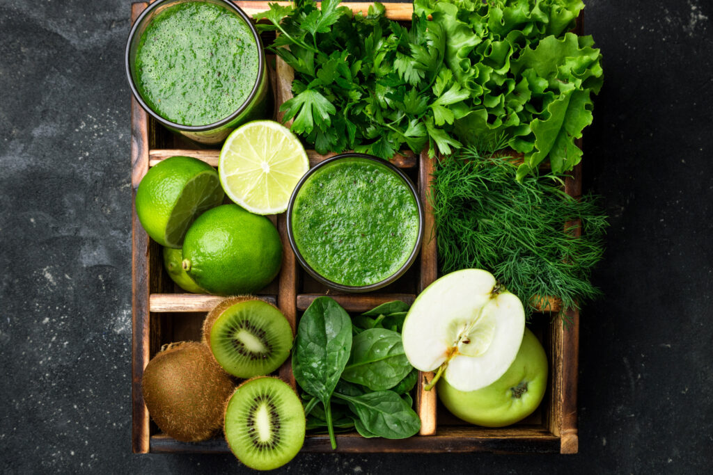 grün,Lebensmittel,gesund,Essen,für Smoothie, Bitterstoffe, Kiwi,grüner Apfel,Kräuter