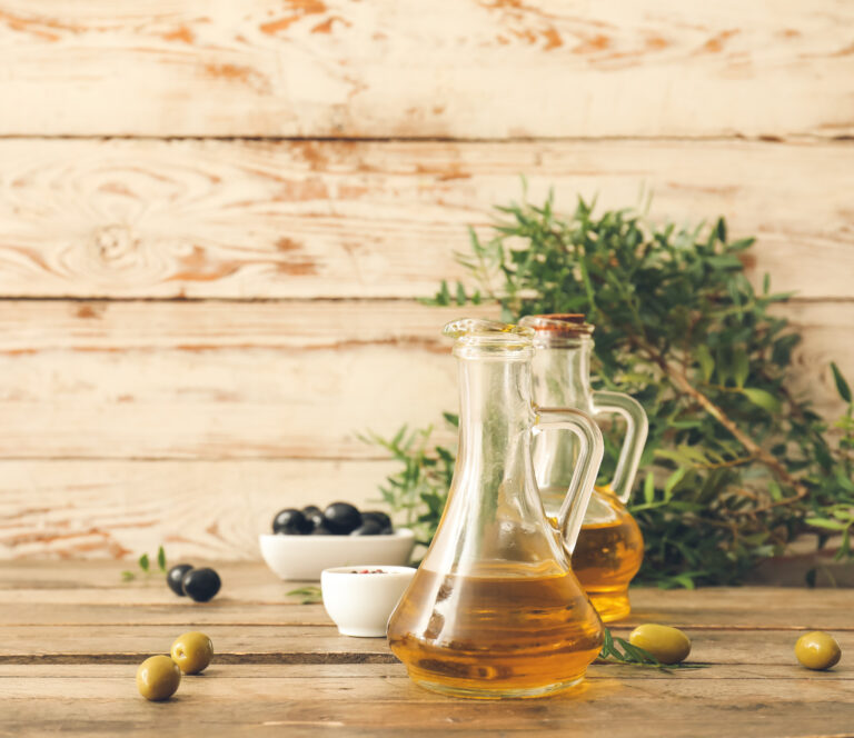 Öl,Olivenöl,gesund,gut,kochen,essen,welches,verwenden,Holz,Holztisch
