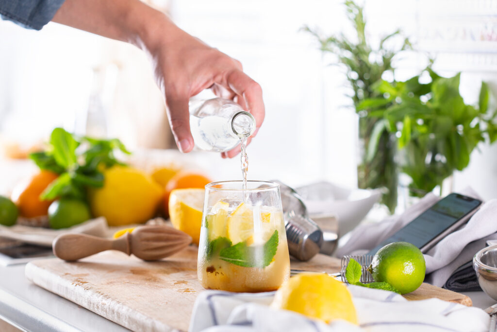 Infused Water,trinken,Diabetes,gut,hilft,Zitrone,Glas, Kräuter,Wasser einschenken