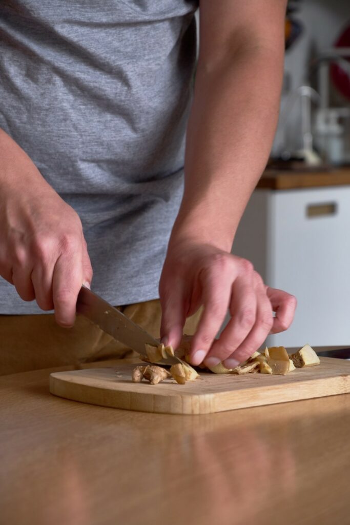 Ingwer,schneiden,kochen,Messer,klein,Schneidebrett,Mann,Ausschnitt,Küche