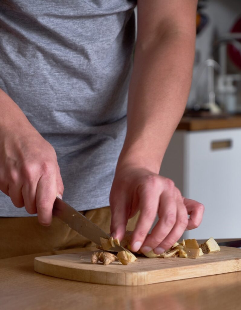 Ingwer,schneiden,kochen,Messer,klein,Schneidebrett,Mann,Ausschnitt,Küche