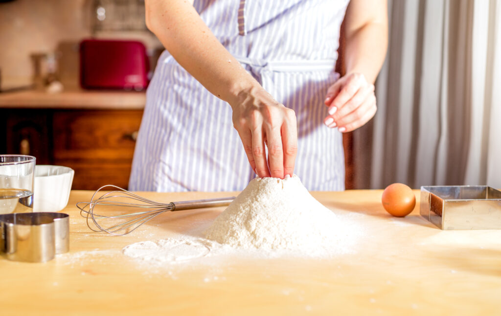 Mehl,Teig,kneten,Frau,Küchentisch,Eier,Wasser,Diabetes Typ 2, gesund, gut