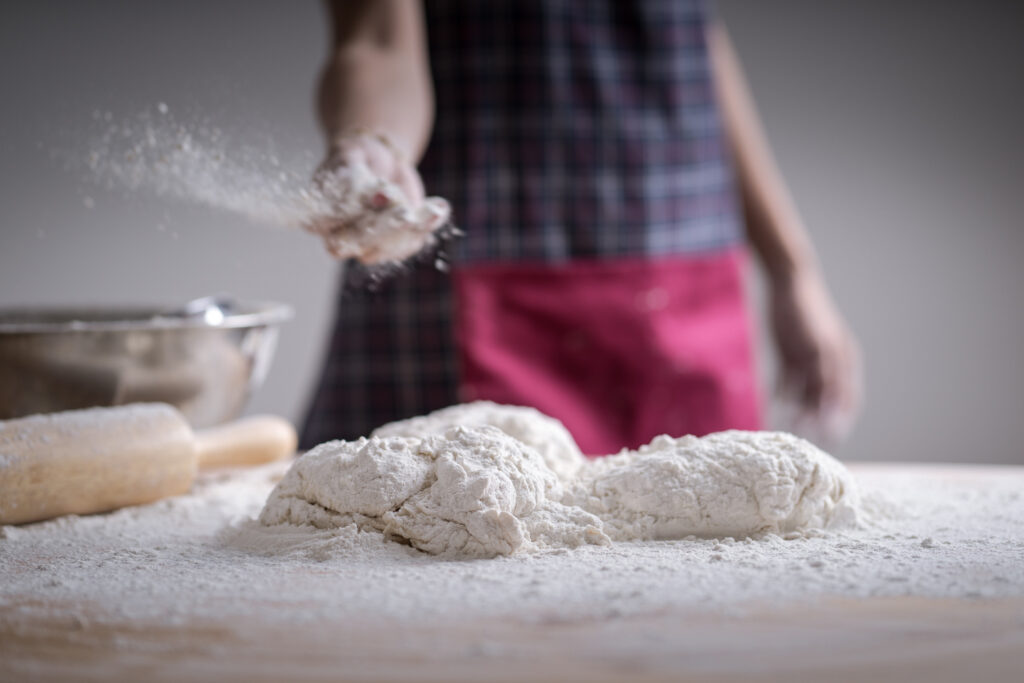 Mehl,Teig,Frau,kneten,verteilen,backen,gesund,gut