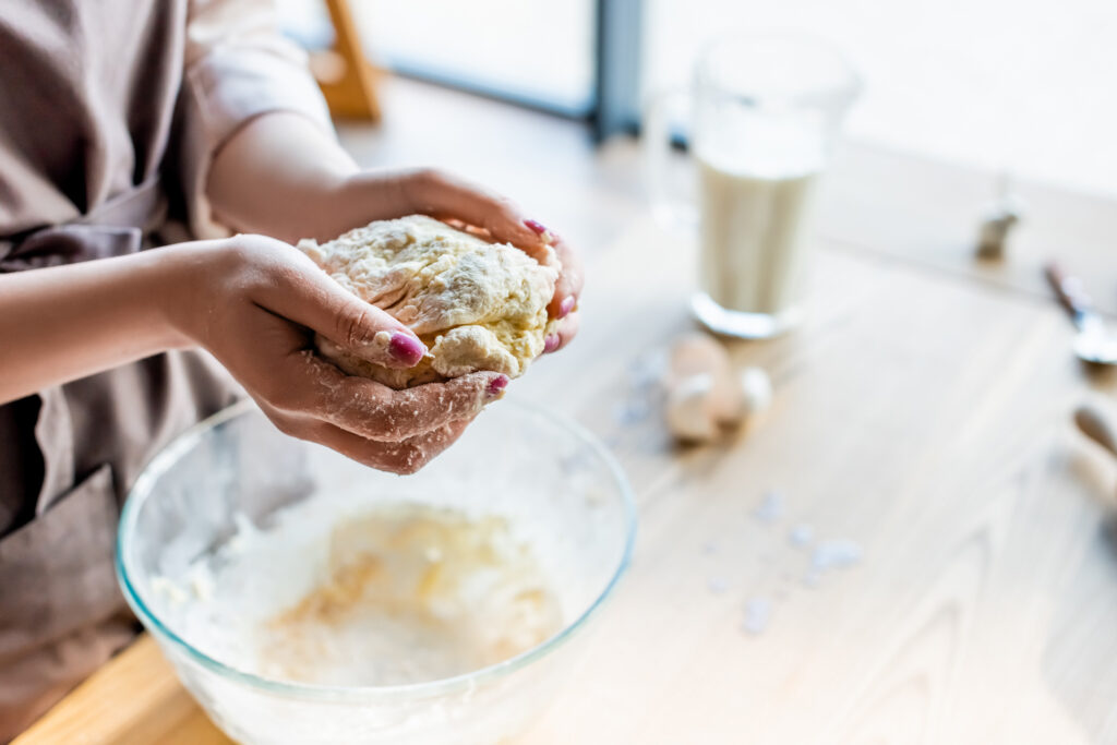 Frau,Brot-Teig,Hände,halten,Schüssel,gut,selbermachen,Eier,Diabetes-Brot,Blutzucker