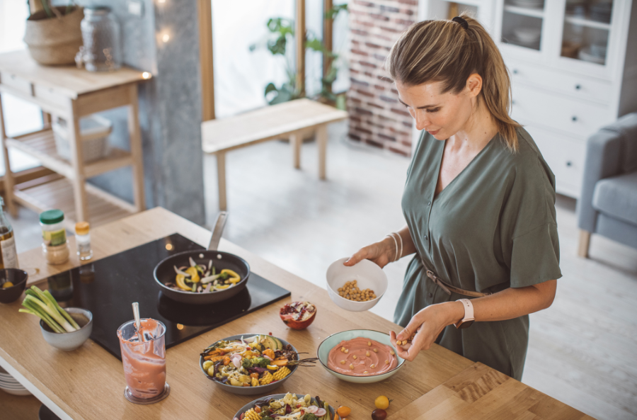 Frau,kochen,Küche,gesund,Ernährung,Insulinresistenz,bessern,Blutzucker,gut,hilfe,Diabetes