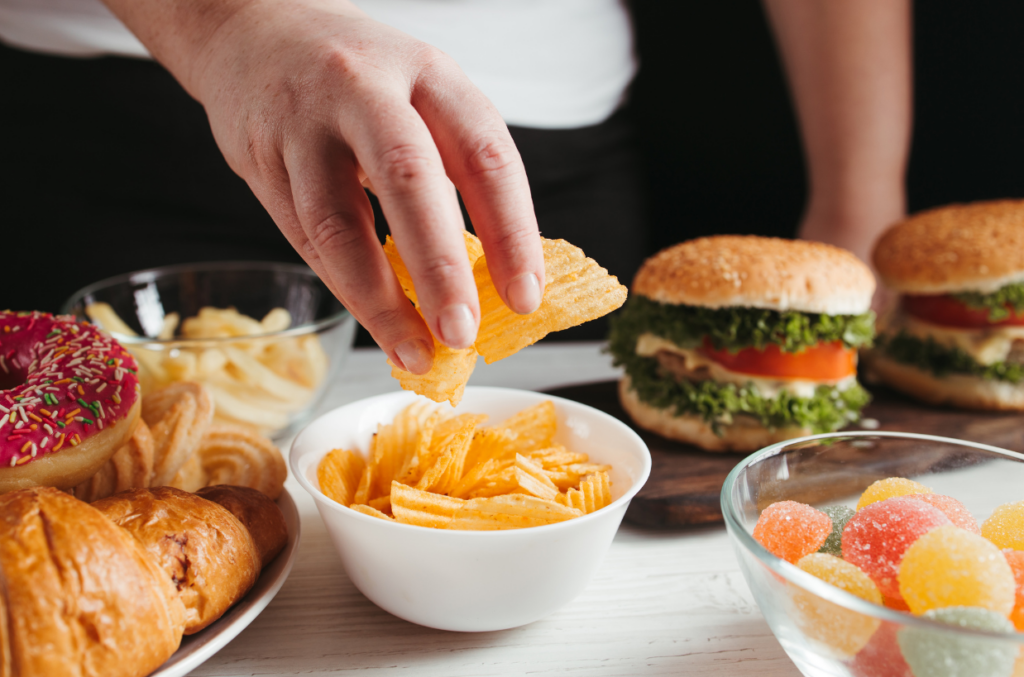 Lebensmittel,Kohlenhydrate,Insulin,Fett,Achtung,Gefahr,Übergewicht,Burger,Chips,Süßigkeiten,essen,Diabetes Typ 2,Hand,zugreifen